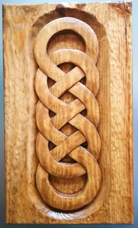 Celtic Wood Carving, Wood Carving Designs Pattern, Dremel Wood Carving Ideas, Relief Carving Patterns, Ronnie Wood Art, Celtic Wood, Tools Aesthetic, Wood Carving Art Sculpture, Dremel Carving