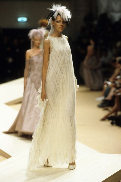 Chanel Fall 1999 Couture | Cool Chic Style Fashion - detalle cuello Chanel Haute Couture Details, Chanel 1999, Chanel Couture, Chanel Haute Couture, Casual Clothes, Couture Collection, Couture Fashion, Daily Fashion, Fashion Designer