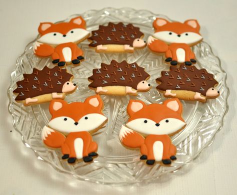 https://flic.kr/p/24EXPBR | Fox and Hedgehog Cookies Fox Royal Icing Cookies, Fox And Hedgehog, Hedgehog Cookies, Gingerbread Cookies Decorated, Horse Cookies, Fox Birthday, Woodland Cake, Fox Cookies, Fall Cookies