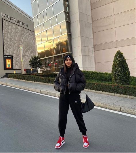 Red Jordans Outfit For Women, Air Jordans Women Outfit, Jordan Outfits Womens, Dunk Outfit, Dunks Outfit, Jordan Outfit, Basketball Clothes, Fashion Top Outfits, Jordan Outfits