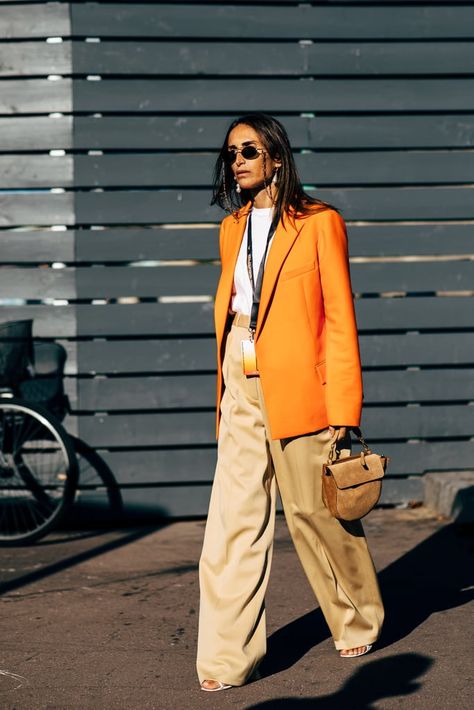 orange oversize fit blazer with wide leg pants in cream color, orange and beige outfit, orange blazer #blazer #orangeblazer #wideleg #widelegpants Orange Blazer Outfits, Marlene Hose, Blazer Street Style, Orange Blazer, Beige Outfit, Paris Fashion Week Street Style, Popsugar Fashion, Spring Street Style, Street Style Chic