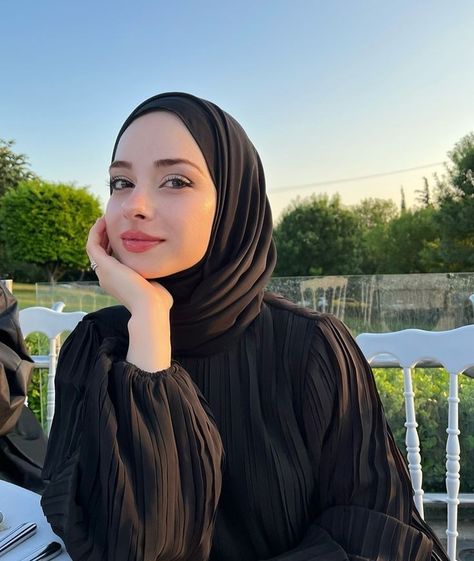 Hijab Style Tutorial, Arabian Beauty, Arabian Beauty Women, Hijabi Aesthetic, Mode Abaya, Beautiful Muslim Women, Hijab Fashion Inspiration, Aesthetic Women, Muslim Girls