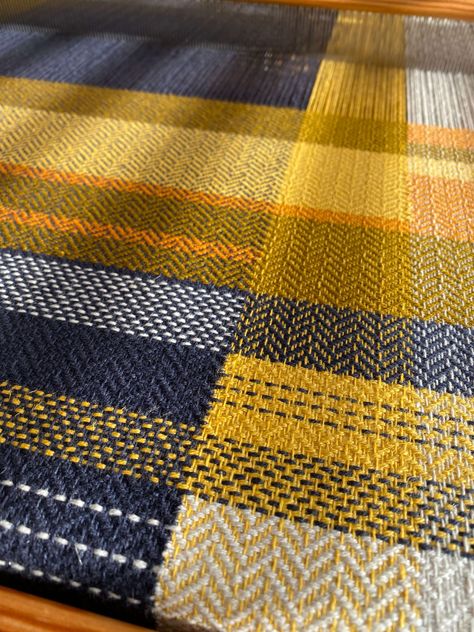 Clasped Weft Weaving Patterns, Handwoven Wall Hangings, Woven Blinds, Rigid Heddle Weaving Patterns, Weaving Patterns Design, Dutch Home, Twill Pattern, Floor Loom, Rigid Heddle Weaving