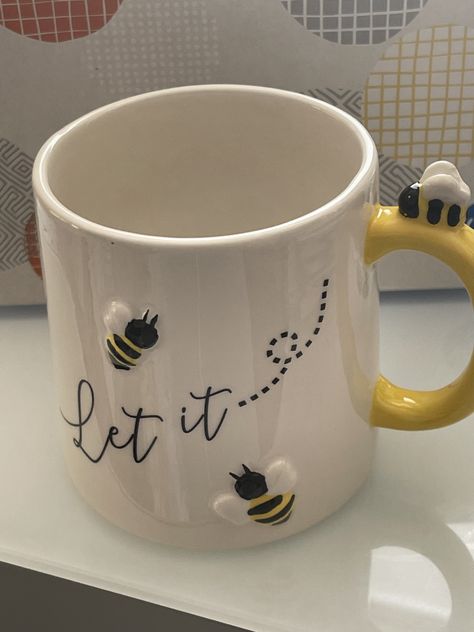 Bee Things, Ceramics Bowls, Ceramics Bowls Designs, Diy Pottery Painting, Cerámica Ideas, Mug Art, Diy Pottery, Bowl Designs, Bee Keeping