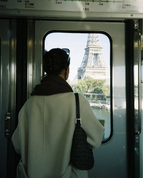 Torre Eiffel Paris, Paris Dream, Paris Vibes, 사진 촬영 포즈, Parisian Life, Paris Aesthetic, Foto Tips, Paris Trip, Living In Paris