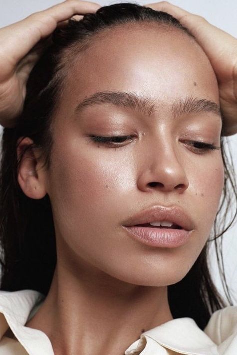 Bare skin aesthetic. Glowy and perfect flawless skin photography #glowy #natural #dewy Makeup Contouring, Mekap Mata, Party Make-up, Beautiful Glowing Skin, Makeup Tip, Smink Inspiration, Minimal Makeup, Glow Skin, Summer Skin