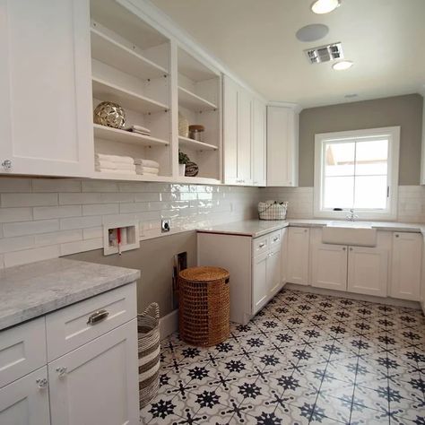 75 Transitional U-Shaped Laundry Room Ideas You'll Love - September, 2023 | Houzz L Shaped Laundry Room Design, U Shaped Laundry Room Layout, U Shaped Laundry Room, L Shaped Laundry Room, Mud Room Laundry Room Combo, Utility Room Organization, Transitional Laundry Room, Laundry Room Decorating, Utility Room Designs