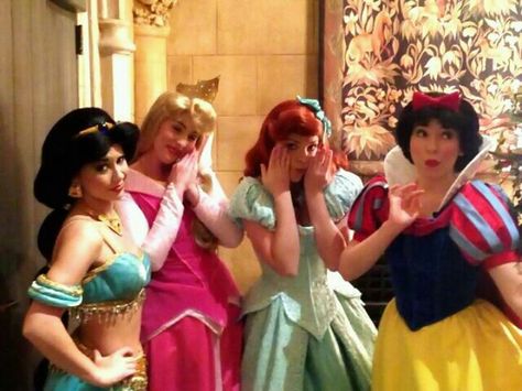 My friend Rachel (Jasmine) and her fellow princesses in Disney World. Disneyland Face Characters, Disney World Princess, Disneyland California Adventure, Disney Cast, Disney Face Characters, Disney Side, Disneyland California, Disney Cosplay, Face Characters