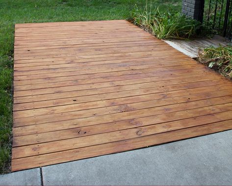 Pallet Decking Ideas, Front Yard Deck, Pallet Decks, Deck Refresh, Front Yards Diy, Diy Front Yard, Front Porch Deck, Mini Deck, Platform Deck