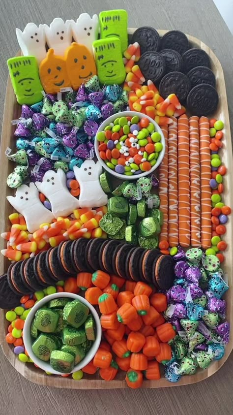 Halloween Sweet Platter, Charbooterie Board Dessert, Halloween Dessert Board Platter, Halloween Dessert Charcuterie Board Ideas, Halloween Sweets Board, Kids Charcuterie Board Halloween, Halloween Treat Charcuterie Board, Dessert Halloween Charcuterie Board, Halloween Candy Tray