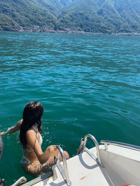 Yatch Pics Ideas, Lake Como Beach, Boat Pictures Aesthetic, Insta Boat Pictures, Lake Como Boat Photoshoot, Boat Pics Instagram, Boat Tour Aesthetic, Lake Como Inspo Pics, Lake Como Photo Ideas