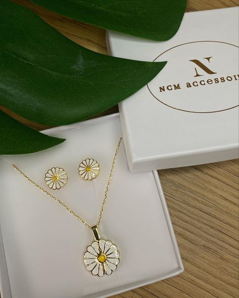 Daisy jewellery, daisy earrings, daisy chain, jewellery inspo, flower earrings, green plant jewellery with daisy, flower jewellery, marketing inspo, jewellery marketing inspo, insta story inspo Insta Story Inspo, Daisy Jewellery, Chain Jewellery, Plant Jewelry, Daisy Jewelry, Jewellery Marketing, Daisy Earrings, Daisy Flowers, Earrings Green