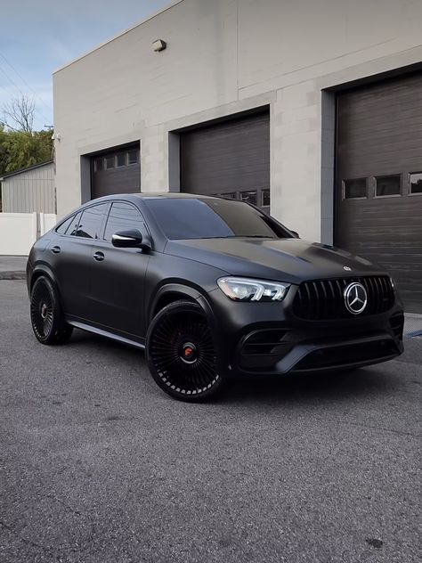 New Benz Car, Outside Restaurant, Luxury Suv Cars, Black Suv, Benz Suv, Black Mercedes, Mercedes Gle, Mercedes Suv, Dream Cars Mercedes