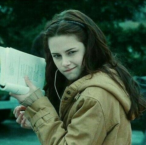 Bella Cullen, Twilight Cast, Twilight Photos, Edward Bella, Twilight Film, Twilight Pictures, Twilight Movie, Twilight Zone, Edward Cullen