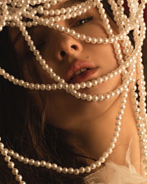 Eating Pearls Photoshoot, Pearl Necklace Photoshoot, Pearls Photoshoot, Pearl Photoshoot, Goth Female, Crystal Valentine, Photography Sets, Pearl Aesthetic, Jewelry Photography Styling