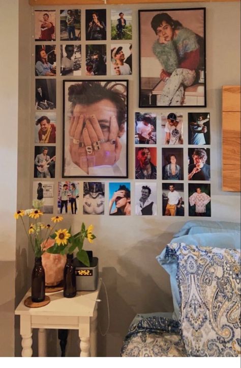 Harry Styles Inspired Bedroom, Harry Styles Bedroom Ideas, Harry Styles Room Ideas, One Direction Room Decor Ideas, Harry Styles Themed Room, Harry Styles Room Decor Aesthetic, Harry Styles Inspired Room, Harry Styles Wall Decor, Poster Wall Inspiration