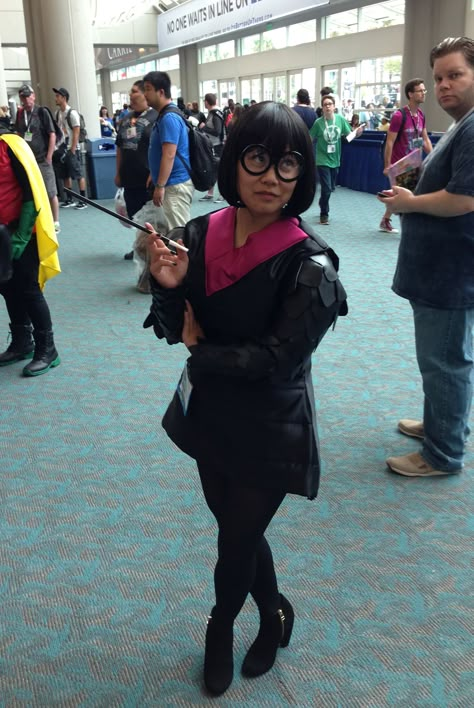 Edna Mode cosplay Edna Mode Costume, Edna Incredibles, Incredibles Cosplay, Pixar Costume, Incredibles Costume, Edna Mode, Holloween Costume, Epic Cosplay, Disney Cosplay