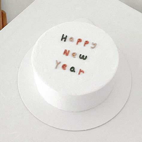 Aesthetic easy simple white minimalist cake dessert new year elegant New Year Cake Designs, Birthday 19, Minimalist Cake, Land Design, Nails Minimalist, Birthday 10, Pastel Cakes, Cake Christmas, New Year's Cake