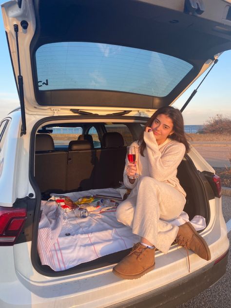 Car Trunk Picnic, Back Of Car Picnic, Car Picnic Date Ideas, Car Picnic Aesthetic, Suv Picnic Date, Car Boot Picnic Aesthetic, Pickup Truck Picnic Date, Beach Car Picnic, Cold Beach Day