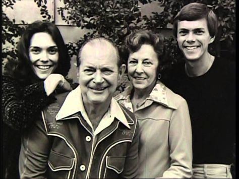 Karen and Richard Carpenter posing with their parents, Harold and Agnes, for a picture. Karen Richards, Richard Carpenter, The Carpenters, Karen Carpenter, Vintage Stars, Sonic Youth, Las Vegas Shows, Alice Cooper, Aretha Franklin