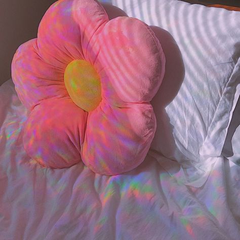 flower pillow! decor indie room inspo Aesthetic Flower Pillow, Flower Pillow On Bed, Flower Pillow Rainbow, Aesthetic Pillows Indie, Indie Throw Pillows, Indie Pillows For Bed, Indie Gifts Ideas, Flower Pillow Aesthetic, Indie Pillows