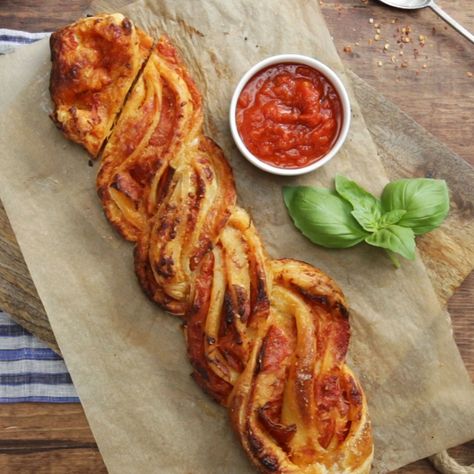 Braided Pepperoni Pizza Bread | Tastemade Braided Pizza, Pepperoni Pizza Bread, Pizza Braid, Recipes With Videos, Pizza Bread Recipe, Garlic Bread Pizza, Pizza Pepperoni, Bread Pizza, Tv Food