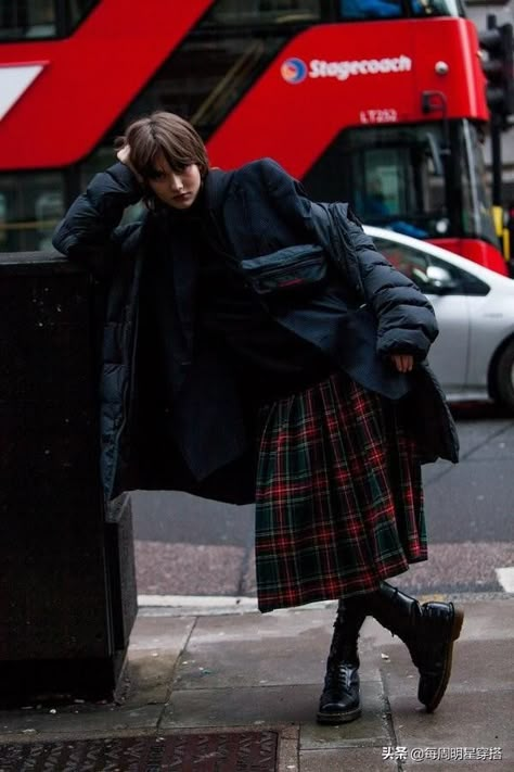 Sofia Steinberg, Punk Street Style, Kilt Outfits, Gigi Hadid Outfits, Winter Streetwear, Artsy Style, Baggy Clothes, Dark Photography, Dark Fashion