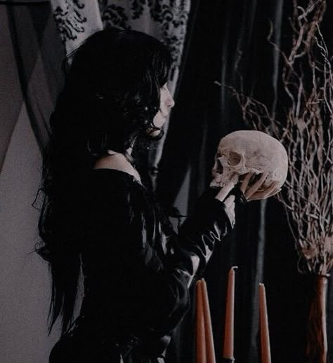 Vampire Core, Kingdom Of The Wicked, Victorian Vampire, Female Villains, Yennefer Of Vengerberg, Vampire Aesthetic, Catty Noir, Vampire Goth, Queen Aesthetic