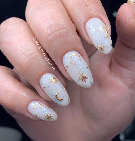 Disney Christmas Nails Design, Gold Prom Nails Almond, May Nails Ideas 2023 Almond, May Nails Ideas 2023 Short, May Nails Ideas Short, May Nails Ideas 2023, Prom Nails Gold, Prom Nails Almond, Nails Blue Summer