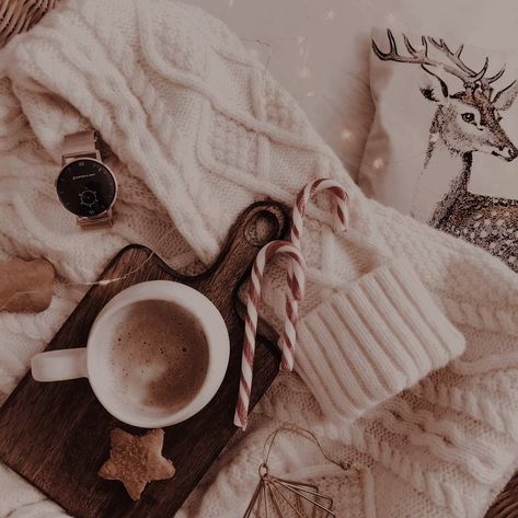 cozy beige christmas aesthetic vibes We Heart It Christmas, Lady Decluttered, Christmas Lockscreen, Best Friend Christmas Gifts, Photography Winter, Christmas Aesthetic Wallpaper, Christmas Phone Wallpaper, Iphone Pictures, Christmas Feeling