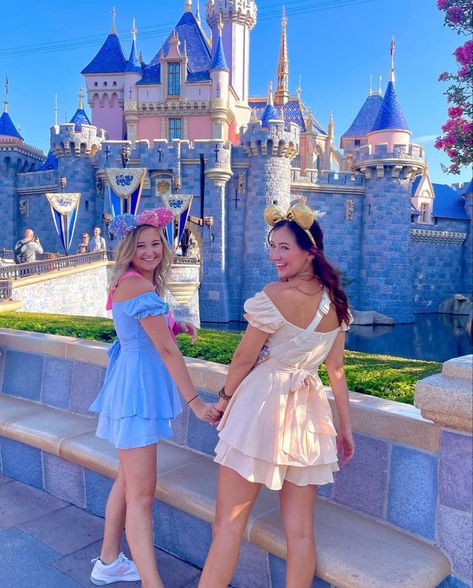 Best Friend Disneyland Outfits, Disneyland Matching Outfits Best Friends, Matching Universal Outfits, Disney World Best Friends, Disney Matching Outfits Friends, Matching Disney Outfits Bff, Sister Disney Outfits, Disneyland Matching Outfits, 6 Flags Outfit