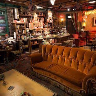 14 Iconic TV Show Restaurants You Can Eat At In Real Life Friends Central Perk Coffee, Friends Cafe, New York Coffee, Casa Country, Friends Central Perk, New York Central, Central Perk, Nyc Restaurants, Studio Tour