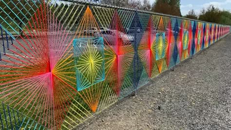 fences | ccpatchwork Fence Weaving, Garden Fence Art, Collaborative Art Projects, Creation Art, Fence Art, Flow Arts, School Garden, Fence Decor, Collaborative Art