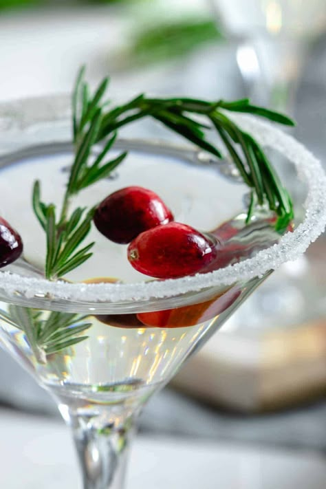 This Bonefish inspired cocktail is the perfect drink to serve in the winter time. It's white or clear, and similiar to a cosmopolitan. Clear Cocktail Recipes, Clear Cocktails, Holiday Cosmopolitan Drink, White Christmas Drink Cocktail Recipes, White Christmas Cosmopolitan, White Chocolate Snowflake Martini, White Christmas Martini, Bonefish Grill, Christmas Drinks Alcohol Recipes