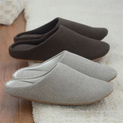 Japanese House Slippers, Muslim Men Clothing, Shoes Images, Couple Slippers, Scrub Suit, Shoe Image, Fashion Shoes Sandals, Slippers For Men, Winter Slippers