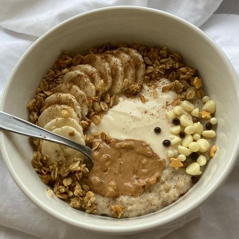 miss girl on Instagram: “a cosy bowl of oatmeal on a frosty morning 🍂🫶 for the base mix & microwave for 2 mins: 1/3 cup oats 1/3 cup milk 1/3 cup water mix…” Oatmeal Yogurt, Bowl Of Oatmeal, Oat Bowls, Frosty Morning, Miss Girl, Oatmeal Bowls, Yogurt Bowl, Chia Seed Pudding, Breakfast Cups