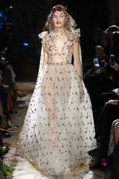 Luisa Beccaria Fall 2017 Ready-to-Wear collection, runway looks, beauty, models, and reviews. Whimsical Wardrobe, Night Gown Dress, Michael Cinco, High Fashion Couture, Dreamy Gowns, Ellie Saab, Fancy Gowns, Luisa Beccaria, Cream Tea