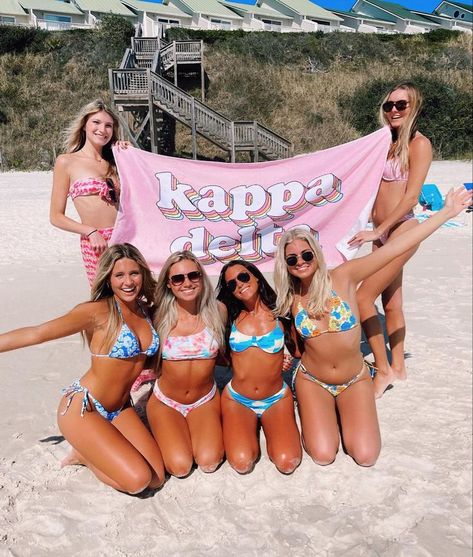 Friend Beach Pics, Pic Ideas Poses, Outdoor Gear Storage, Kappa Delta Sorority, Beach Pic Inspo, Girls Home, Delta Sorority, Inspo Poses, Gear Storage