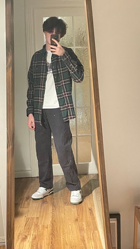 How To Wear Men’s Flannel, Men Outfit Flannel, Soft Eboy Aesthetic, Aethstetic Outfits Men, Outfit Guys Casual, 70s Boys Outfits, Boy Asthetics Outfit, Guy Clothing Style, Men Flannel Outfits Street Styles