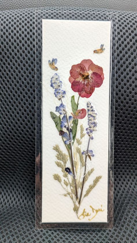 Dry Flower Bookmark, Dried Flowers Card, Pressed Flowers Bookmark, Pressed Flower Bookmark Diy, Book Pressed Flowers, What To Do With Pressed Flowers, Painting Gift Ideas, Pressed Flower Bookmark, Bookmark Flower