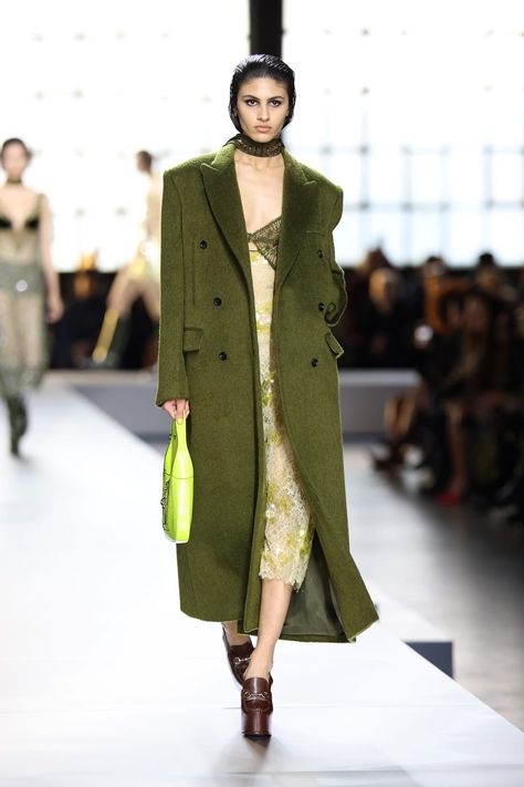 The 6 Biggest Bag Trends of Fall 2024 Six Bag, Maximalist Outfits, Winter 2024 Fashion, 2025 Fashion Trends, Winter Wishlist, Fall Runway, Extra Outfits, Gucci Women, Celebrity Culture