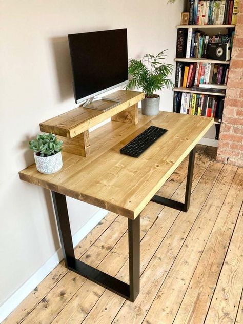 Diy Wooden Computer Desk, Wooden Work Desk, Wooden Desk Ideas, Industrial Wooden Desk, Rustic Office Desk, Rustic Computer Desk, Computer Table Design, Industrial Style Desk, Desk Industrial