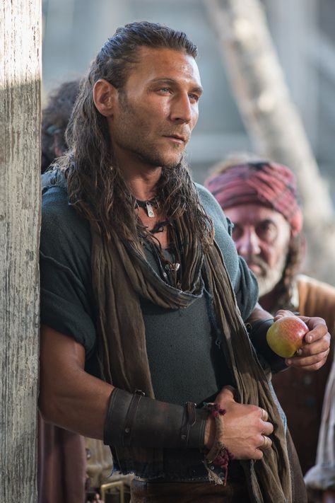 Charles Vane - Zach McGowan in Black Sails Season 1 (TV series). Charles Vane Black Sails, Zack Mcgowan, Black Sails Starz, Zach Mcgowan, Charles Vane, Captain Flint, Pirate King, Pirate Adventure, Black Sails