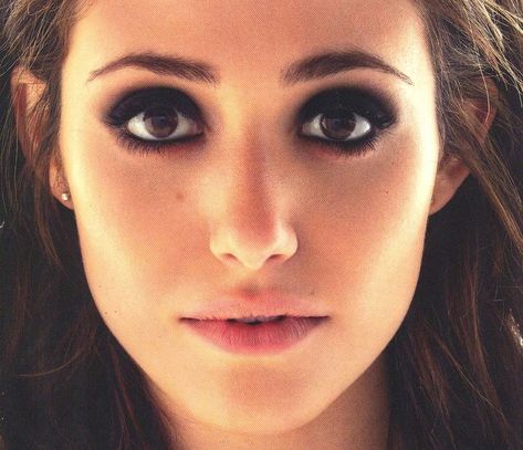 smokey eyes celebrity Makeup Round Eyes, Makeup For Round Eyes, Swollen Eyes, Daily Beauty Routine, Emmy Rossum, Round Eyes, Eyes Problems, Makeup Guide, Smokey Eyes