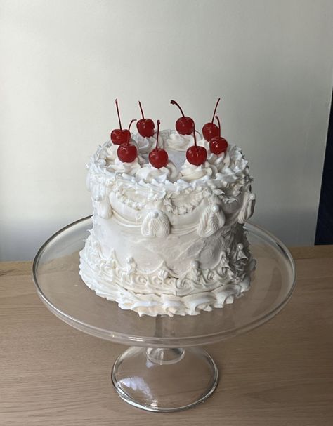 Bolo Vintage, Red Birthday Cakes, Birthday Cake Cake, Circle Cake, 25th Birthday Cakes, White Birthday Cakes, Vintage Birthday Cakes, Pearl Cake, Cake Writing