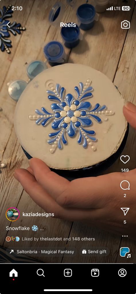 Christmas Dot Painting Ideas, Snowflake Painting Ideas, Christmas Dotting Art, Dotted Snowflakes, Dot Art Coasters, Dot Painting Snowflakes, Christmas Dot Mandala, Dot Painting Christmas Ornaments, Dot Painted Ornaments