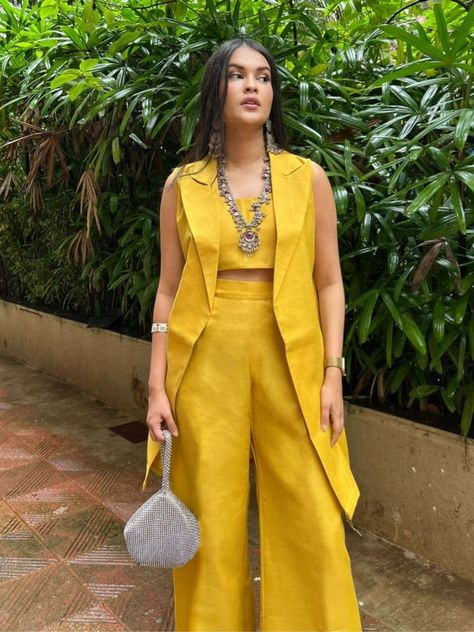 Plazo Outfits, Sleeveless Blazer Outfit, Long Gown Design, Kids Blouse Designs, Kids Blouse, Sleeveless Blazer, Yellow Pants, Blazer Outfit, Yellow Outfit