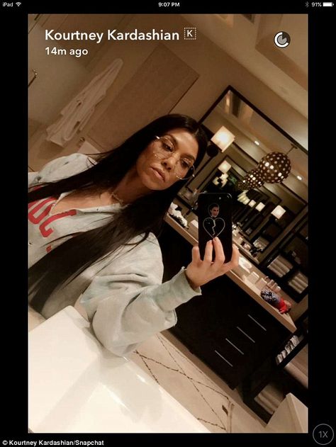 Kardashian Bathroom, Kourtney Kardashian Snapchat, Kardashian Snapchat, Kourtney Kardashian 2018, Kourtney Kardashion, Big Sweatshirt, Raven Hair, Kardashian Home, Kourtney Kardashian Style