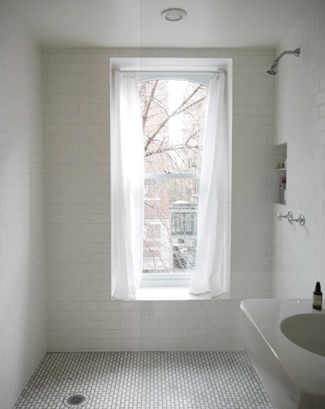 Elizabeth Roberts | New York Social Diary Elizabeth Roberts Architecture Bathroom, Classic New York Bathroom, Brownstone Bathroom, City Bathrooms, Elizabeth Roberts, Nautical Bathroom Decor, White Wall Tiles, House Bathrooms, Architecture Bathroom