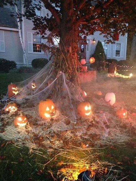 Creative Family-Friendly Halloween Ideas, Themed Yard Decorations Läskig Halloween, Diy Halloween Dekoration, Scary Halloween Decorations Outdoor, Scary Halloween Decorations Diy, Halloween Diy Outdoor, Halloween Outside, Halloween Fest, Halloween Decor Diy, Casa Halloween